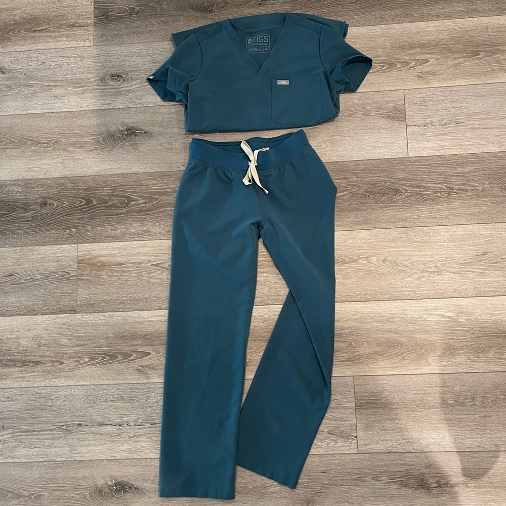 FIGS //  Caribbean Blue Scrub Set